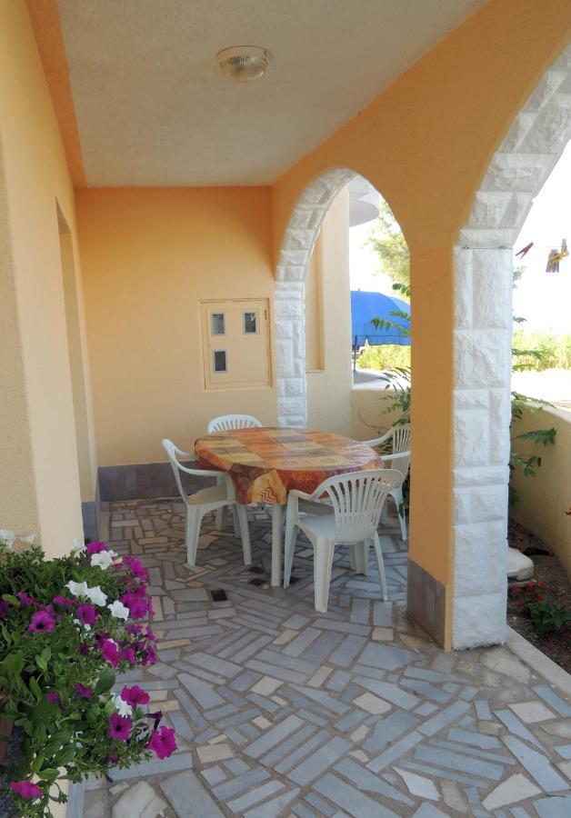 Apartman Husic Pag Town Exteriör bild