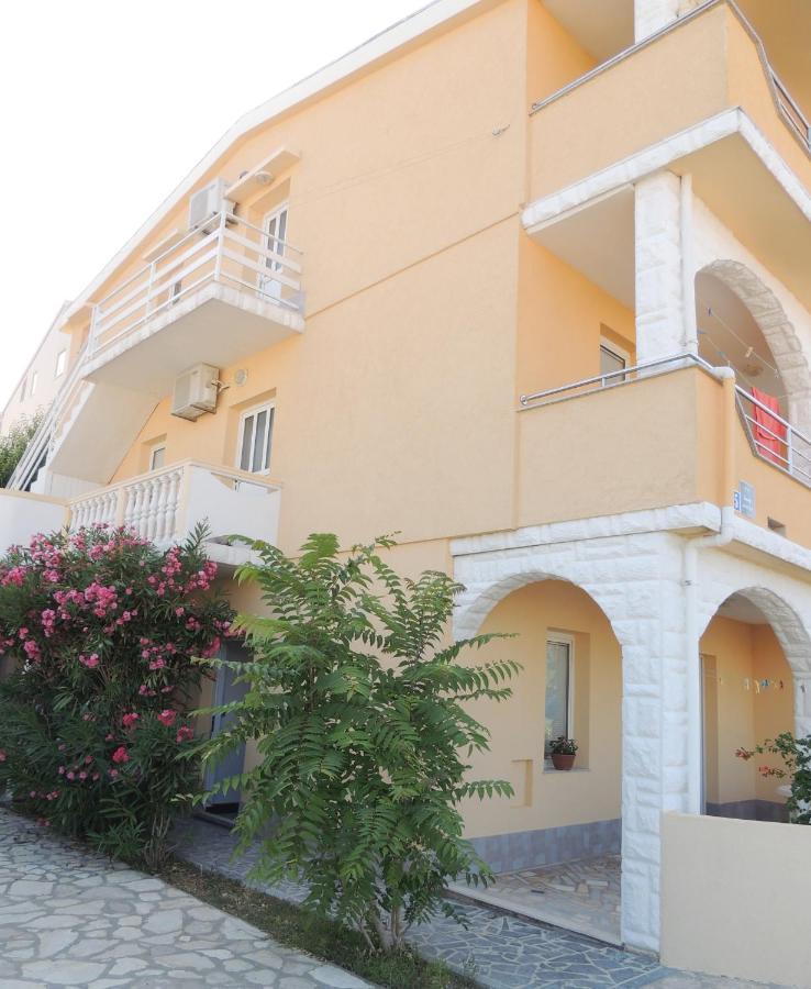 Apartman Husic Pag Town Exteriör bild