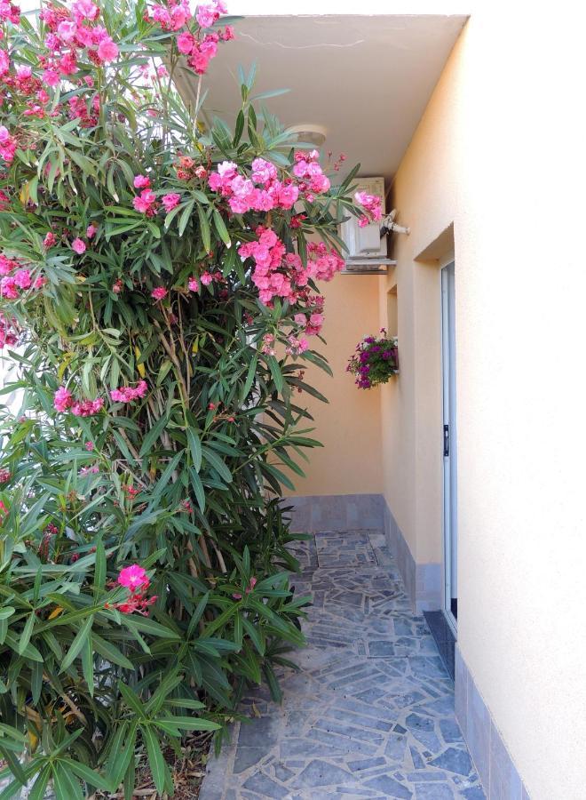 Apartman Husic Pag Town Exteriör bild